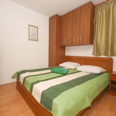 Lo-mar Apartment *