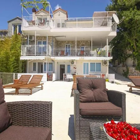 Lo-mar Apartment
