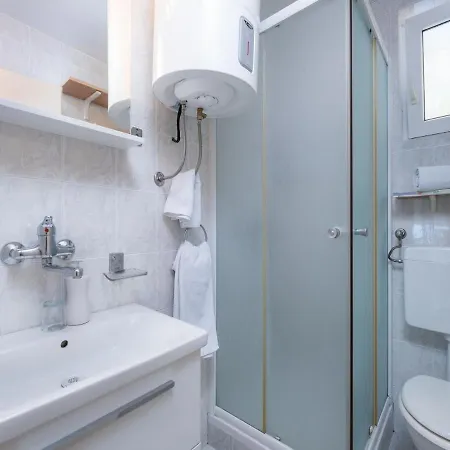 Lo-mar Apartment *