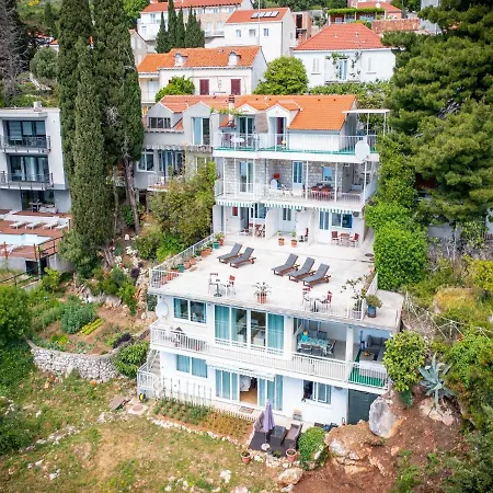 Lo-mar Apartment