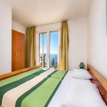 Lo-mar Apartment
